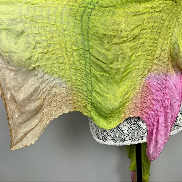 Gena Accessories dip dyed ruched shawl scarf in green and pink - Picture 4 of 8